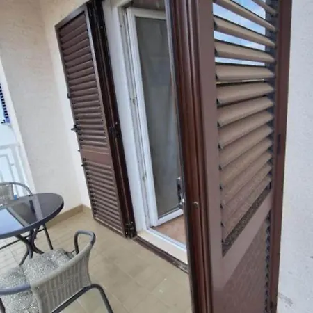 Esto - Classic One Bedroom With Balcony 3 *