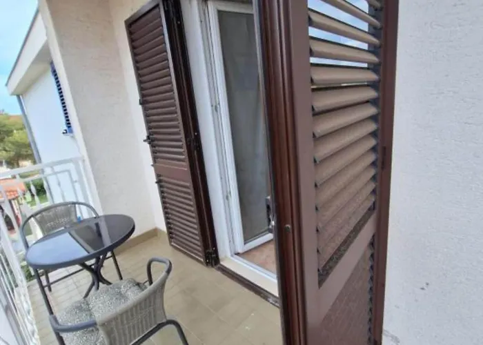 Esto - Classic One Bedroom With Balcony 3 *